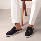 Mules en daim noir méditerranéen