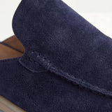 Mule nautique en daim de couleur marine